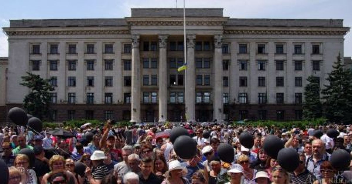 Под Домом профсоюзов митинговали пророссийские активисты, под консульством - проукраинские.