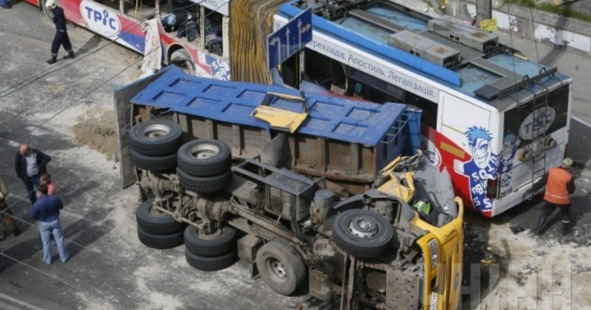КАМАЗ врізався в тролейбус