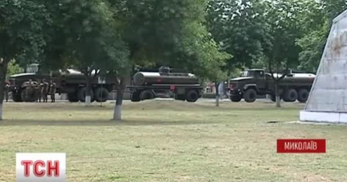 Пожарные учили военных гасить пламя