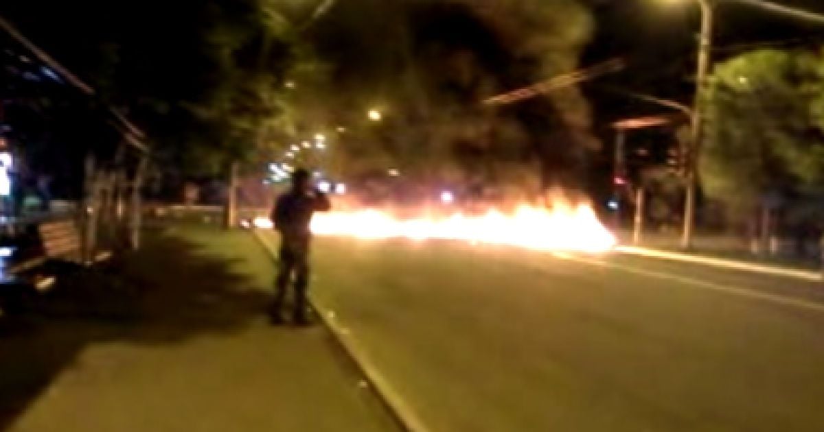 Ночью в Мариуполе жгли покрышки