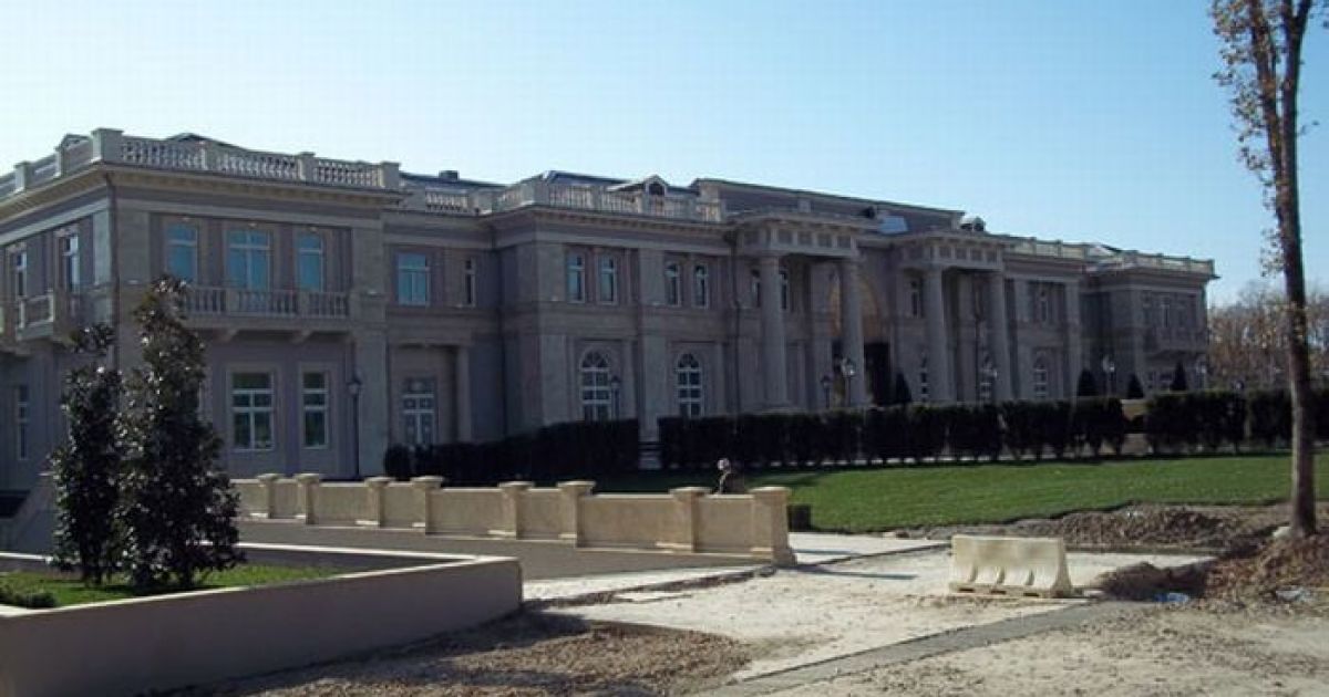 Роскошный "дворец Путина" на берегу Черного моря в селе Прасковеевка возле курортного города Гененджик в Краснодарском крае России / © kolyan.net