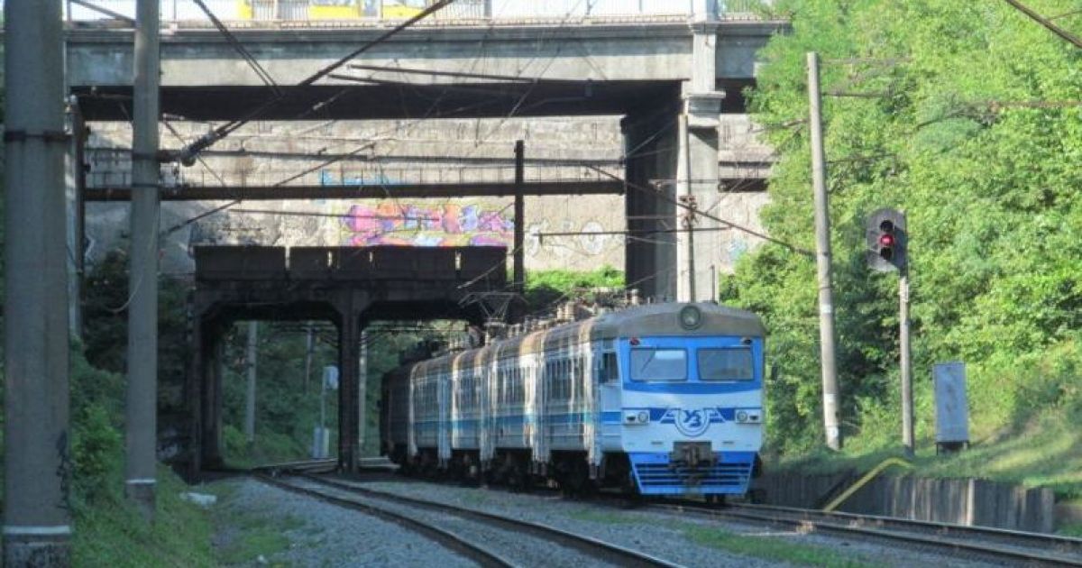 Від осколків снарядів розбилося шість вікон