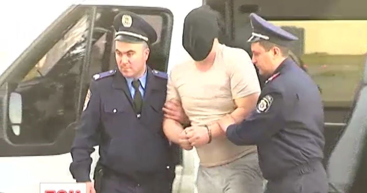 Правоохоронці затримали какідзянова і у кайданах та масці посадили в автозак