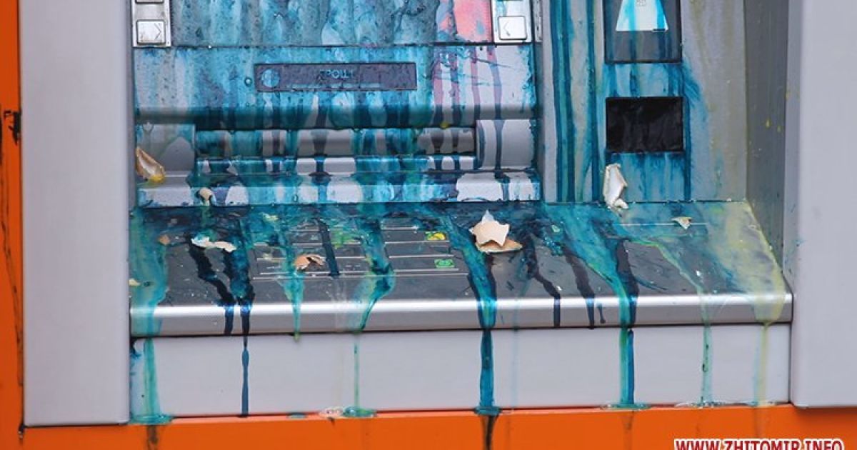 Пікетувальники, які виступають проти агресії Кремля щодо України, понівечили в Житомирі фасади, вивіски та банкомати російських банків / © zhitomir.info