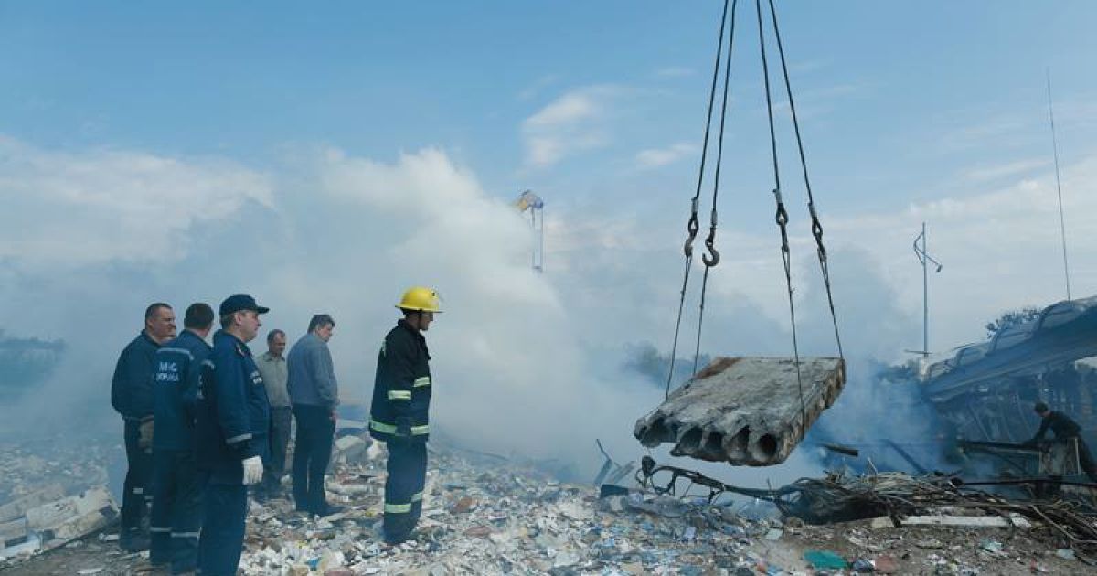 Спасатели разбирают завалы после взрыва на АЗС на Киевщине