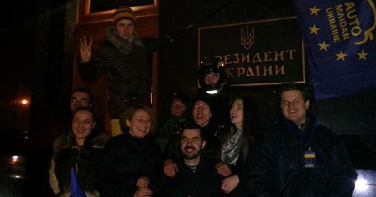 Незаважаючи на пізню годину, активістів прийшло багато / © facebook.com/oleksandr.kravtsov