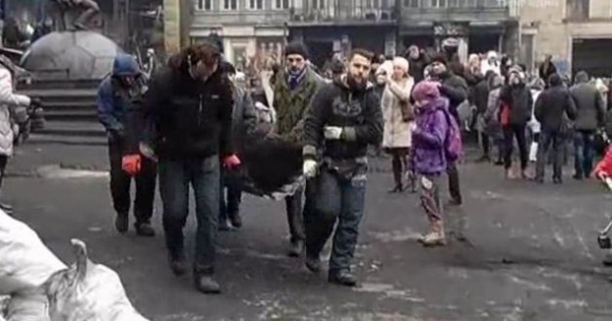 Активісти прибирають Майдан своїми силами