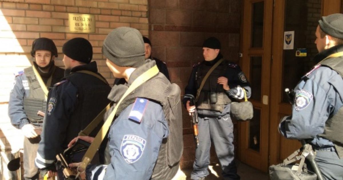 В помещениях "свободовцев" продолжаются обыски.