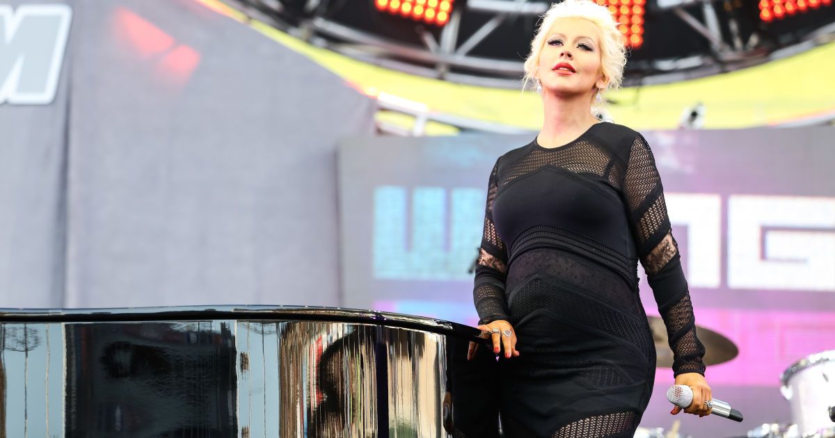 Агилера показала беременный животик