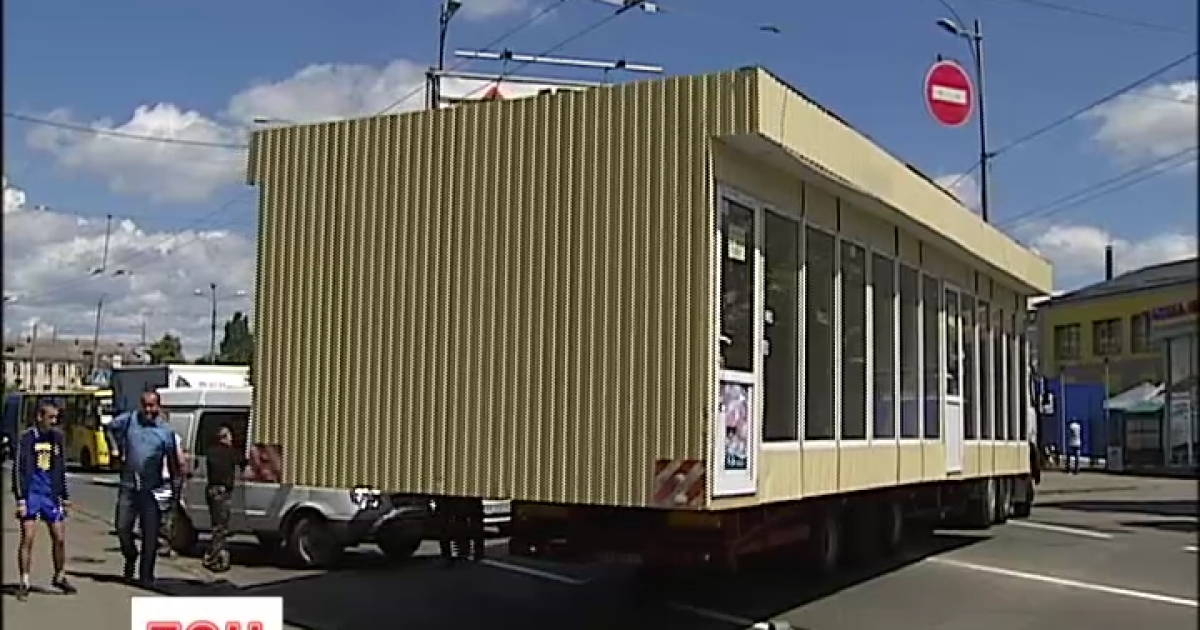 В Киеве убирают незаконные киоски