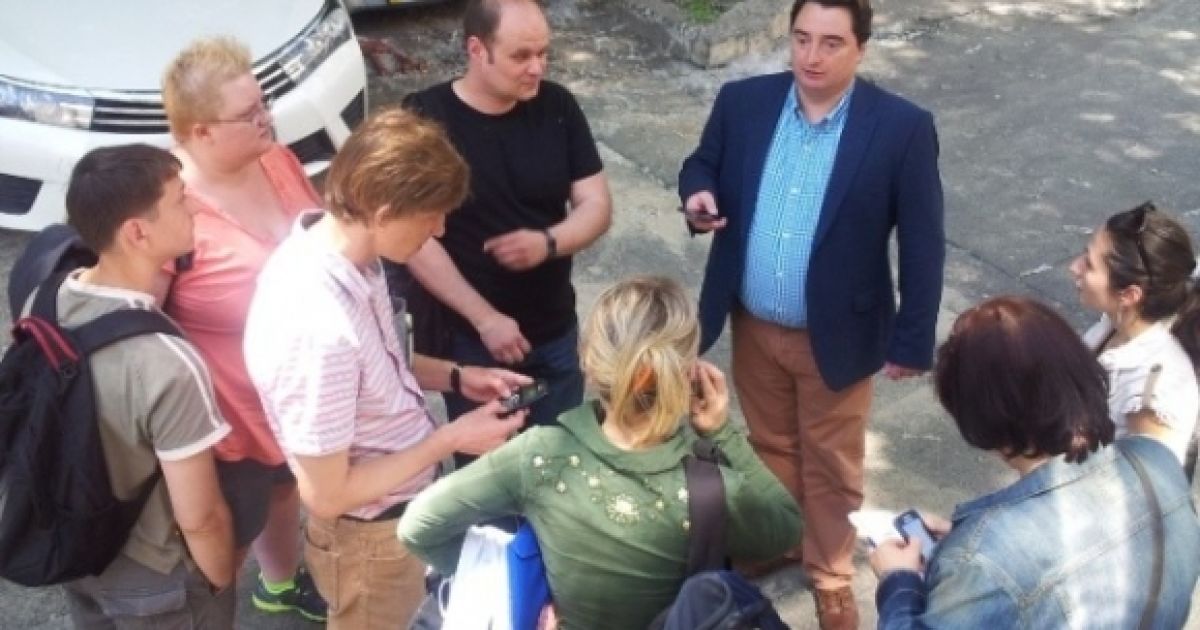 Видавець "Вестей" Ігор Гужва (крайній праворуч) розповідає журналістам інших ЗМІ про сьогоднішній обшук