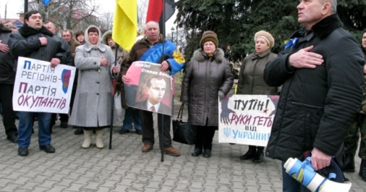 Василий Третецкий (крайний справа) выступает на одном из антироссийских митингов