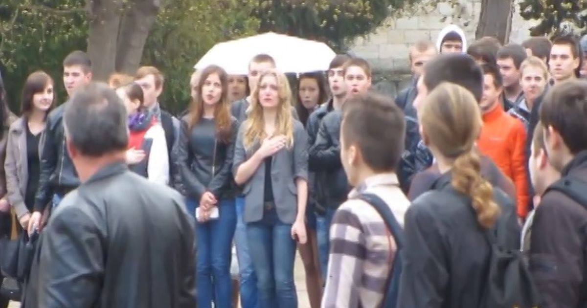 Часть студентов демонстративно покинула плац, спев гимн Украины