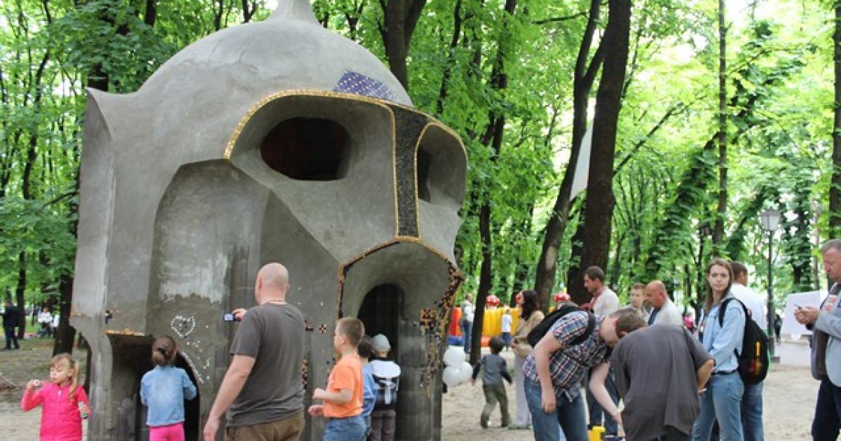 В Киеве появилась новая скульптура