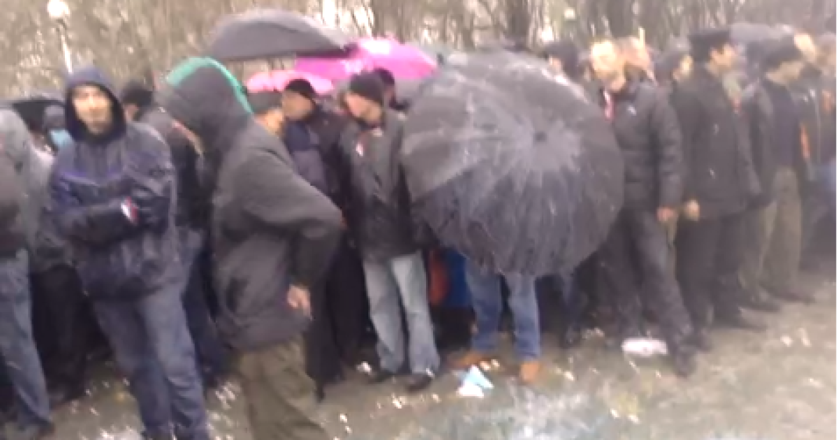 Сепаратистів атакували яйцями