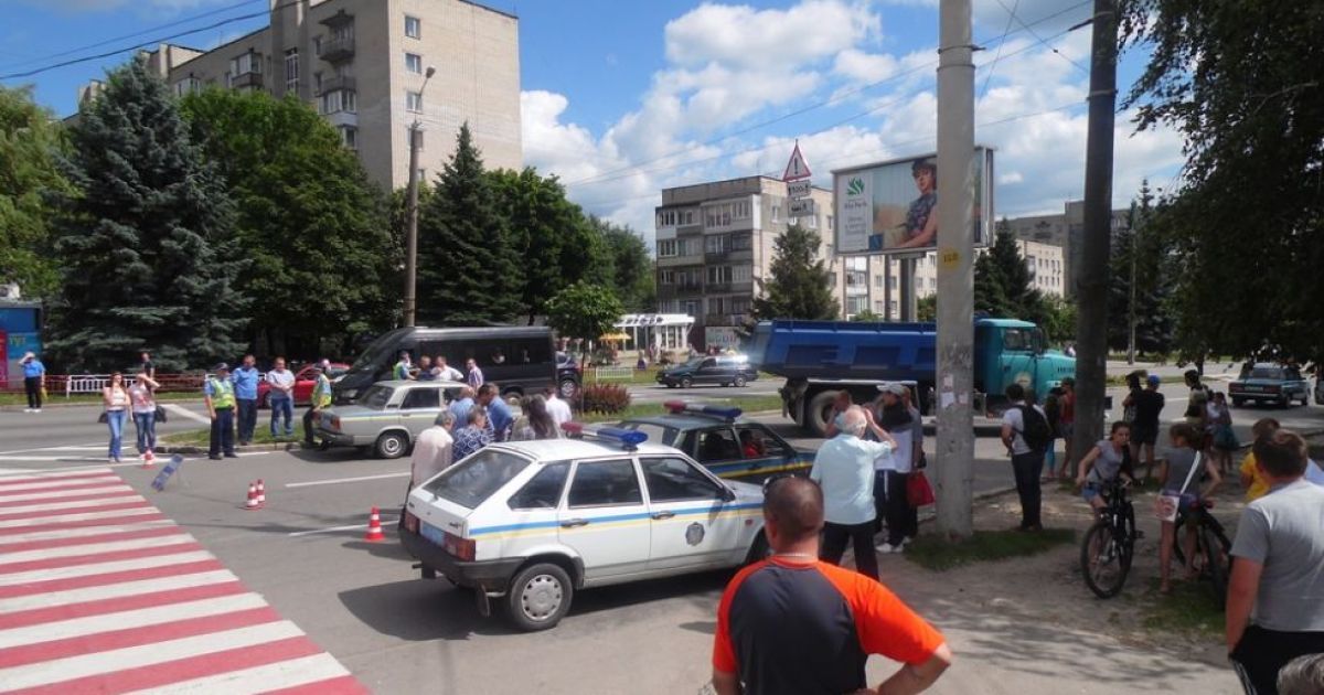 На месте гибели женщины на инвалидной коляске в Виннице работают следователи милиции / © vn.20minut.ua