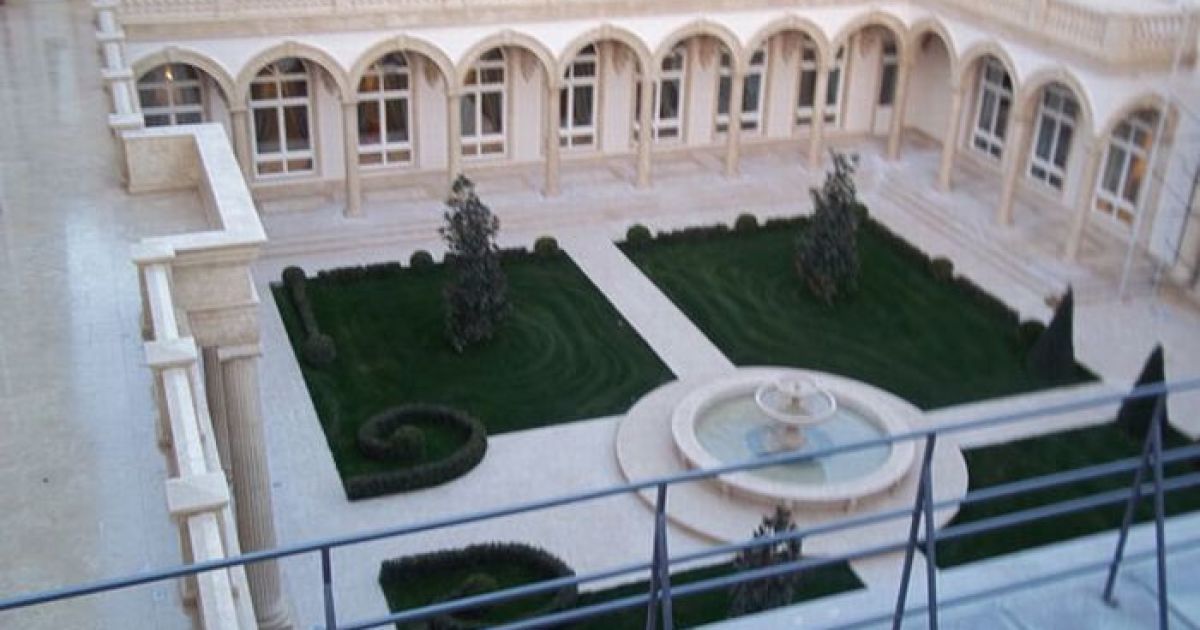 Роскошный "дворец Путина" на берегу Черного моря в селе Прасковеевка возле курортного города Гененджик в Краснодарском крае России / © kolyan.net