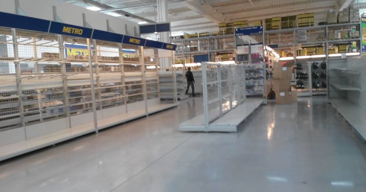 У сімферопольському гіпермаркеті "Метро" багато прилавків пустують, а всі ціни вказані в російських рублях / © МВС