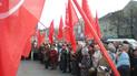 Пенсіонери вийшли із прапорами "Мир, труд, май"