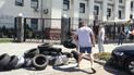 Люди пришли с покрышками
