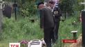У могилах підлітки залишили лопати