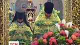 В вышиванках и с пышными букетами украинцы отмечают праздник Троицы