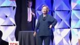 В Хиллари Клинтон бросили ботинком во время ее выступления