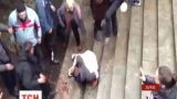 Милиция задержала женщину, которая добивала ногами окровавленного евромайдановца в Харькове