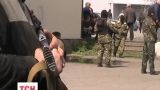 Терористи продовжують утримувати заручників, але кількох відпустили