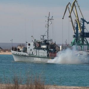В Крыму корабль "Геническ" пытался прорваться из заблокированной бухты озера Донузлав