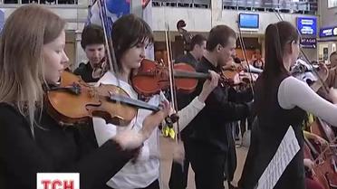 Виконавців «Оди радості» в українських аеропортах кликали на біс