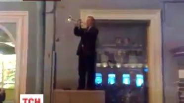 Росіянин у центрі Санкт-Петербурга зіграв гімн України