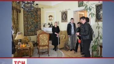 Тимошенко на вимогу активістів показала свою домівку