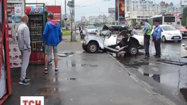 У Києві легковик врізався в Газель та "зрикошетив" на зупинку транспорту