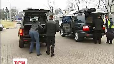 Кортеж из трех автомобилей встретил Тимошенко после лечения