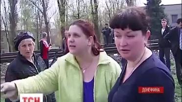Под Краматорском местные бросаются под колеса военной техники