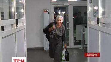 Добровольці пішки доставляють бронежилети для військових