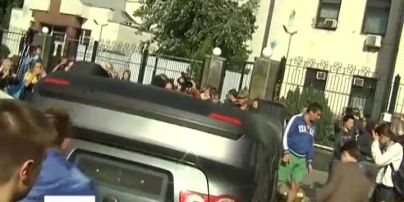Активісти перевернули автомобілі посольства Росії у Києві