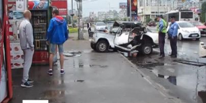 В Киеве легковушка врезалась в Газель и "срикошетила" на остановку транспорта