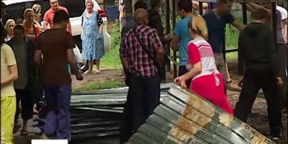 В Киеве жители самовольно снесли строительный забор