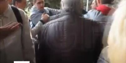 Агрессивные боевики не разрешили Владимиру Рыбаку снять флаг сепаратистов