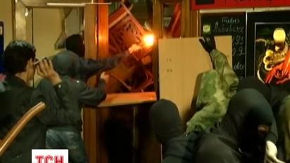 В Киеве молодчики в камуфляже разгромили отель "Турист"