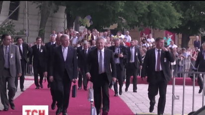 За торжественной церемонией на Софийской площади в жару наблюдали сотни киевлян и гостей столицы