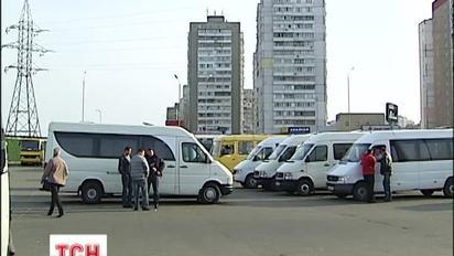 В Киеве неизвестные расстреляли маршрутку