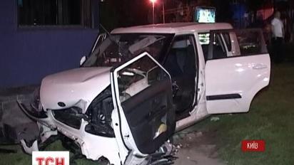 В Киеве водитель намеренно протаранил магазин у вокзала