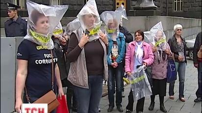 До Кабміну прийшлі хворі на легені із кульками на головах