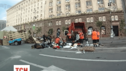 На Майдане начали разбирать палатки
