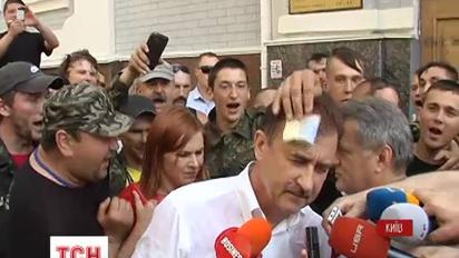 Самооборона Майдана вытолкала Попова из Печерского райсуда