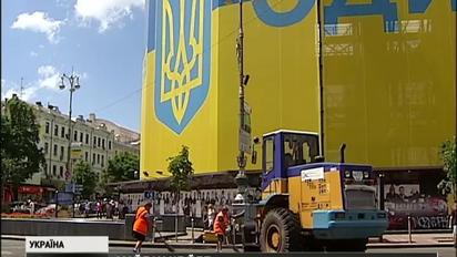 На Хрещатику розбирають барикади та відновлюють рух транспорту