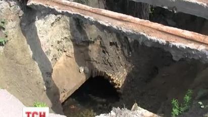 У центрі Києва провалився асфальт